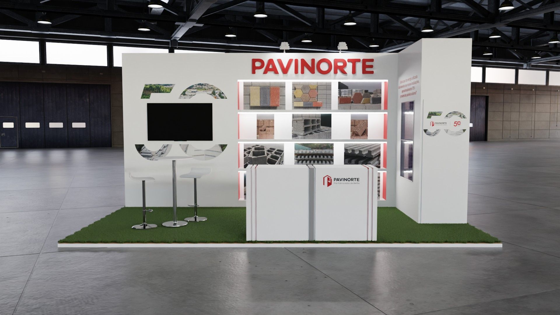 Stand Pavinorte visto de frente, com parede de prateleiras de produtos em betão e pavimento e o balcão ao centro sobre relva.